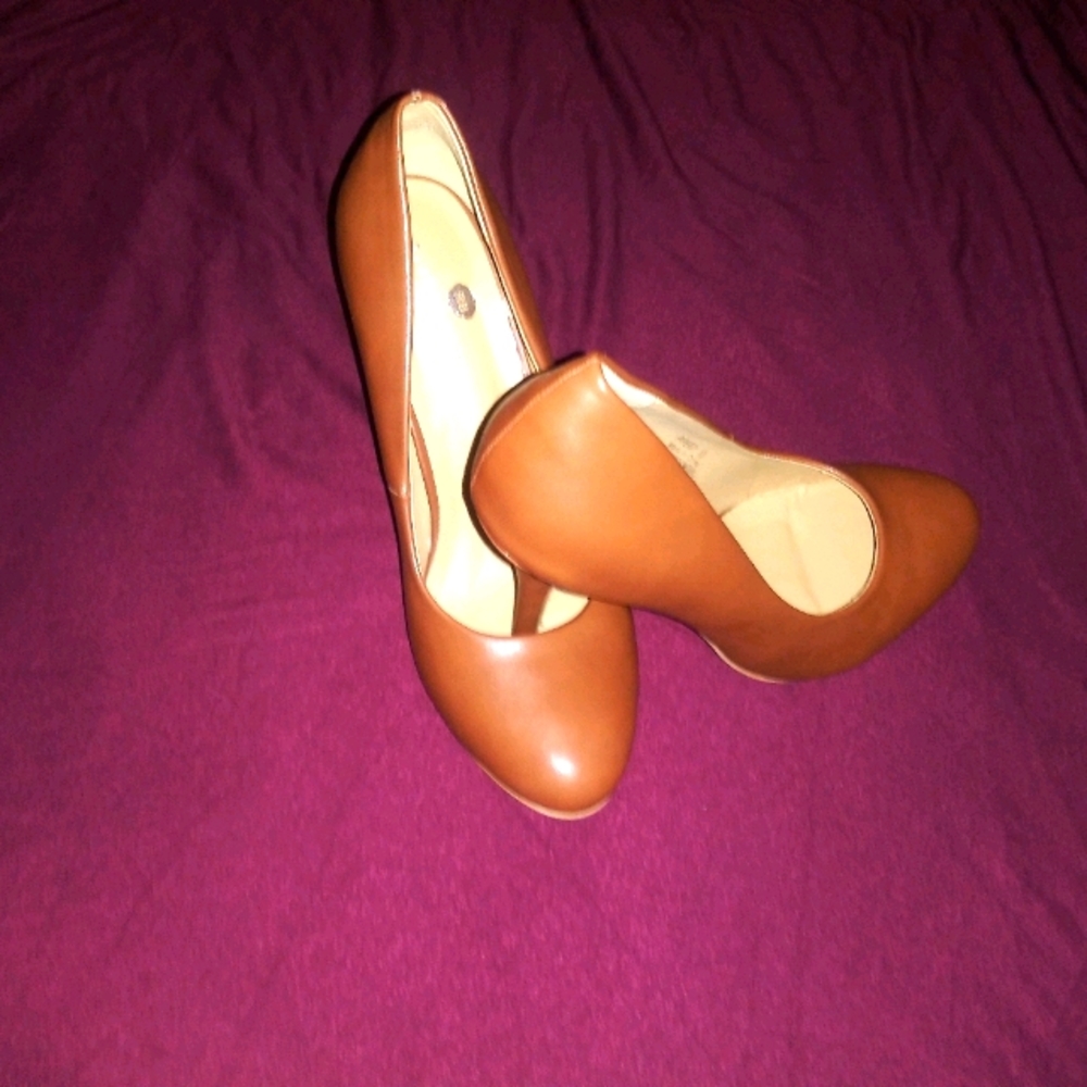 Woman's Heels - Picture 2 of 6